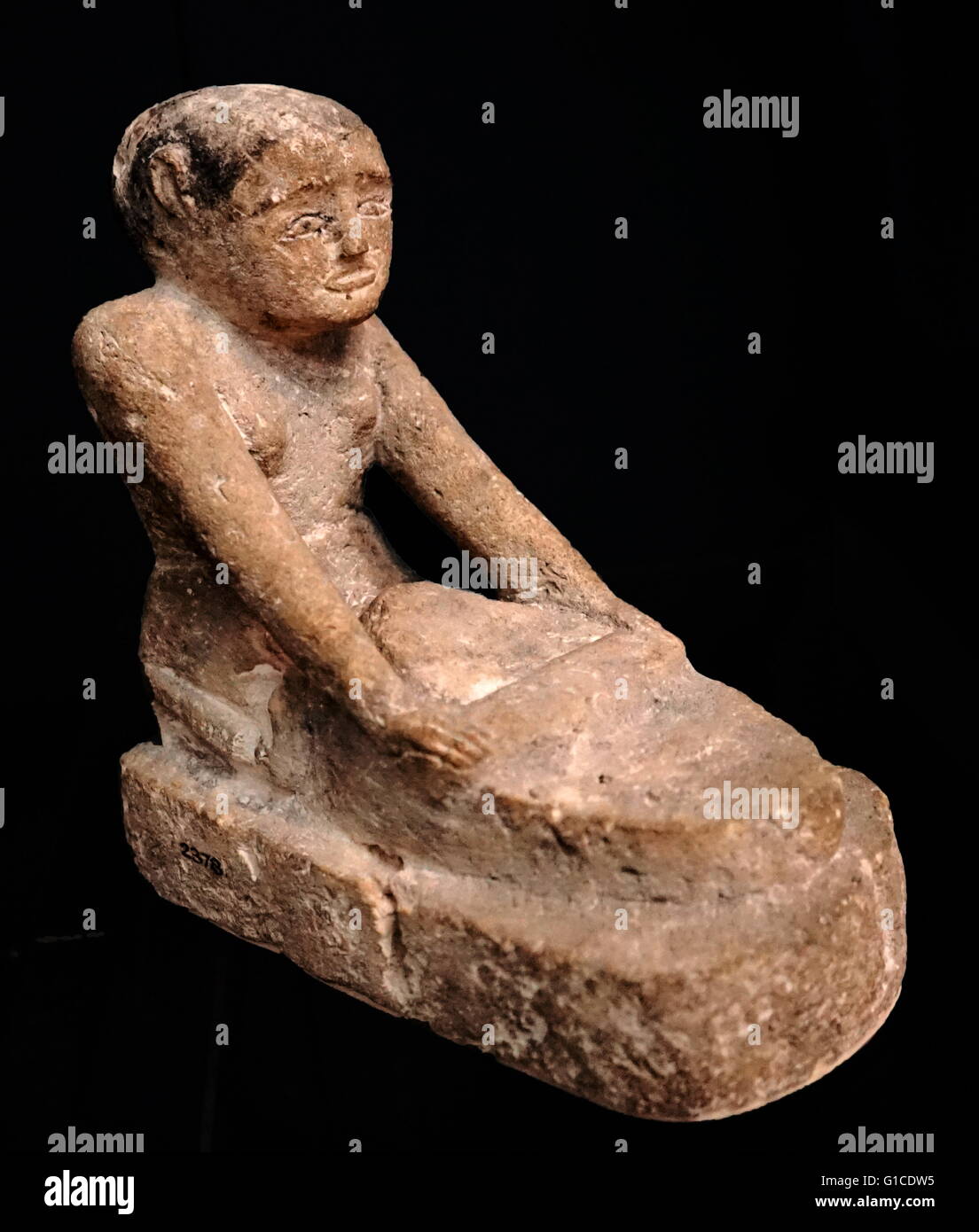Statuetta di calcare di un servo macinare il grano. Datata 2181 BC Foto Stock