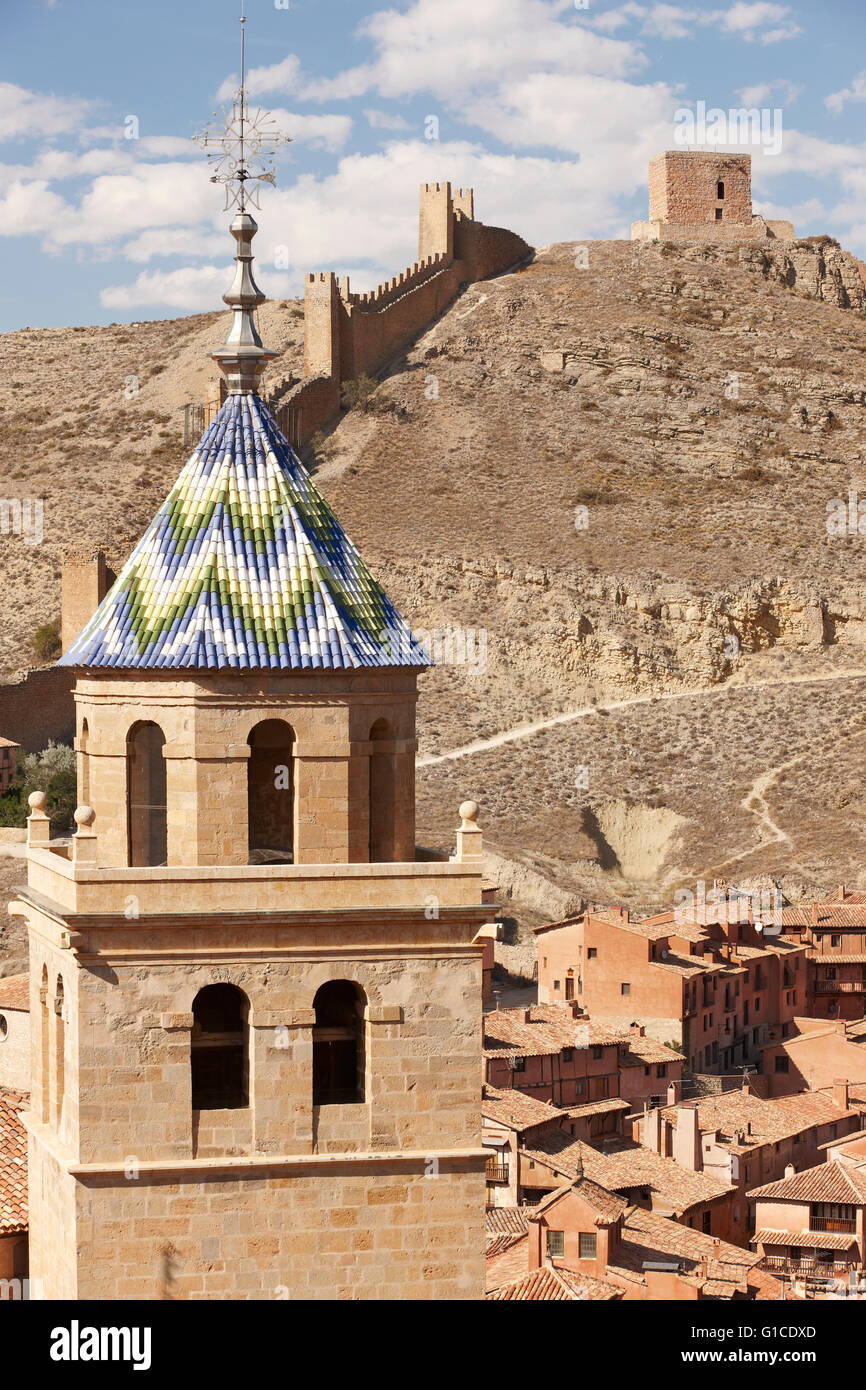 La torre antica cattedrale nel pittoresco villaggio di Albarracin. In verticale Foto Stock