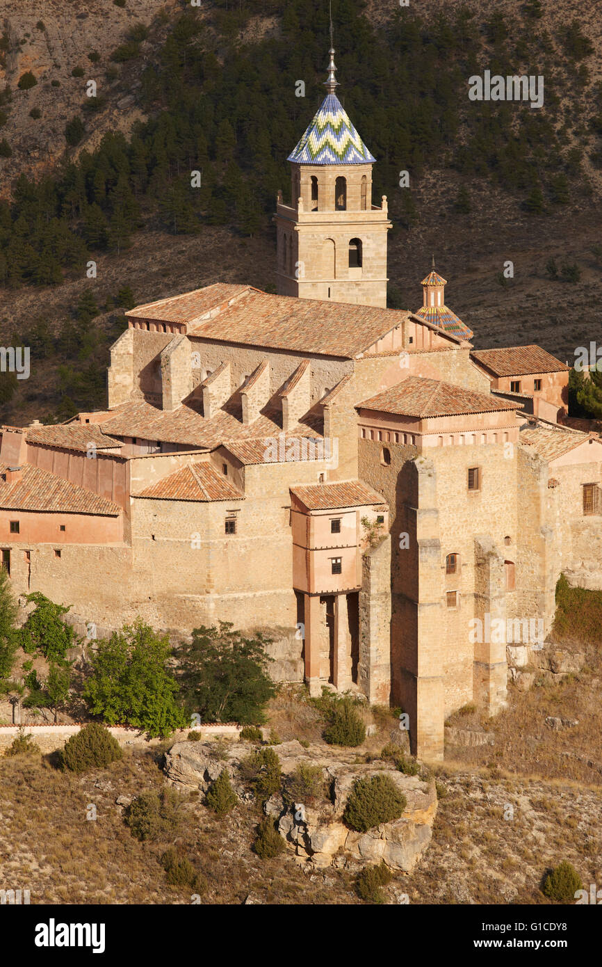 Antica cattedrale nel pittoresco villaggio di Albarracin. Spagna. In verticale Foto Stock