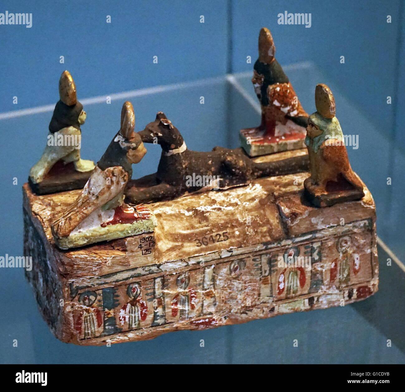 Sarcofago in miniatura di legno dipinto, con ba uccelli e jackal dal periodo tolemaico. Datata 305 BC Foto Stock