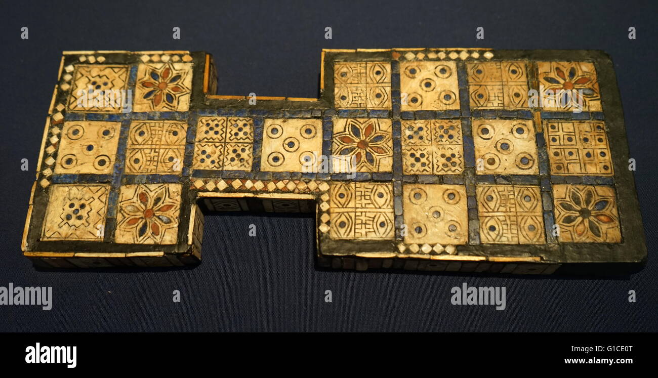 Il gioco reale di Ur. noto anche come il gioco dei venti Piazze, si  riferisce a un antico gioco rappresentato da due schede di gioco trovati  nelle tombe reali di Ur in