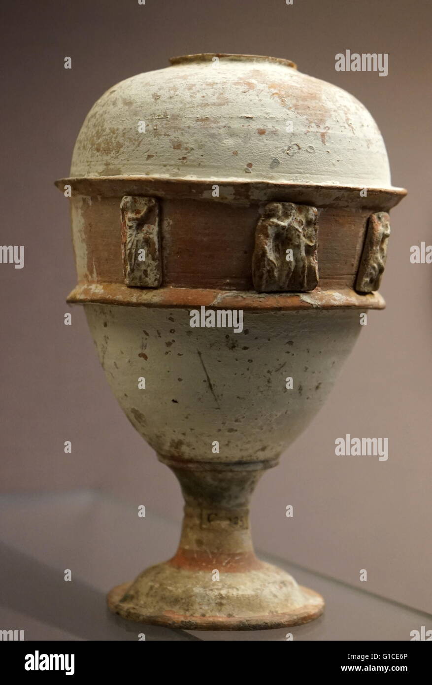 Ovale vaso in ceramica con decorazione in rilievo, dalla Libia. Datata 200 BC Foto Stock