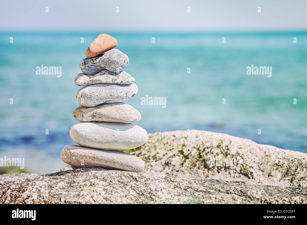 Retrò tonica pietre sulla spiaggia, il concetto di armonia dello sfondo. Foto Stock