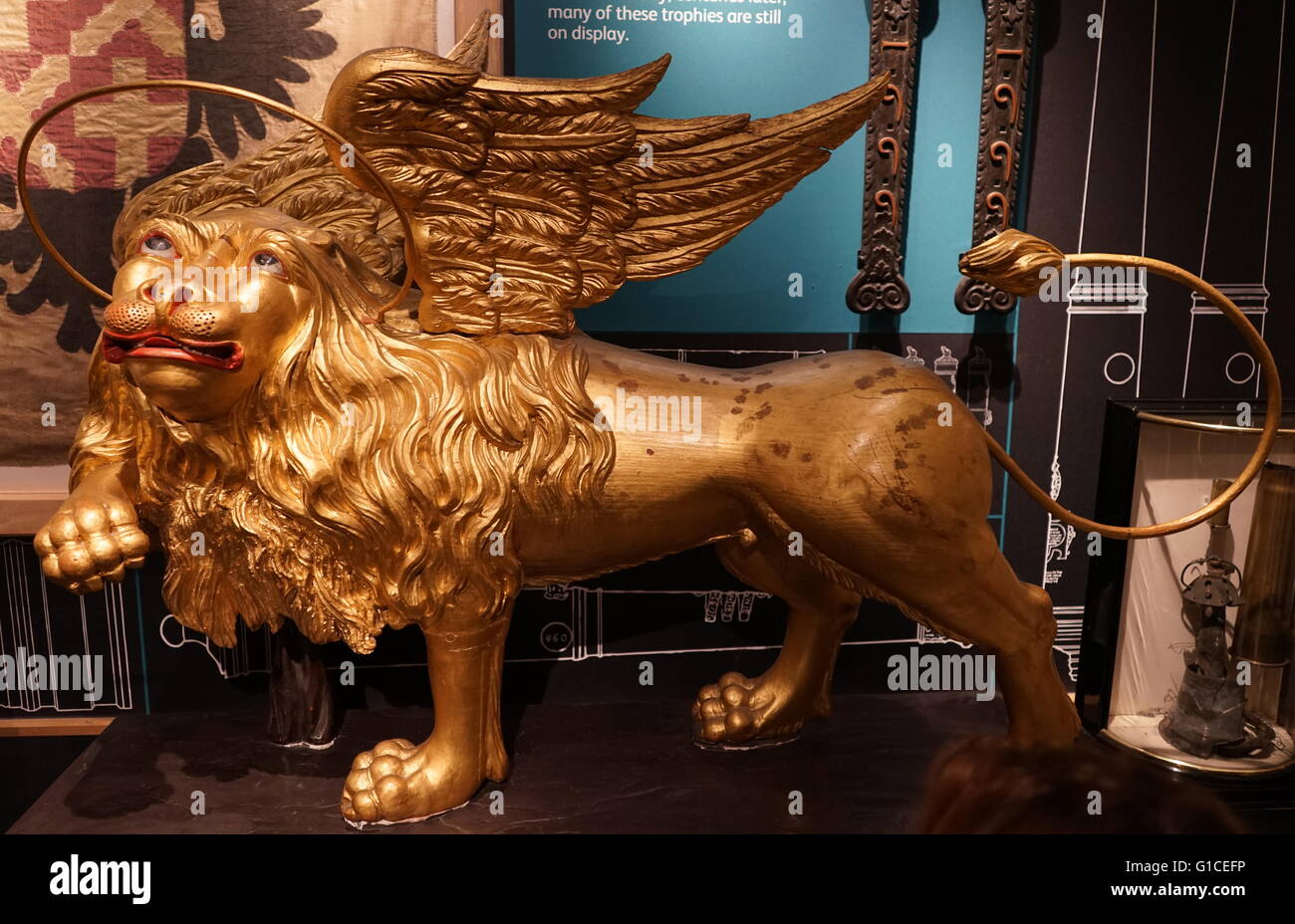 Statua dorata di un leone alato con un alone che rappresenta il San Marco Evangelista. Datata del XIX secolo Foto Stock