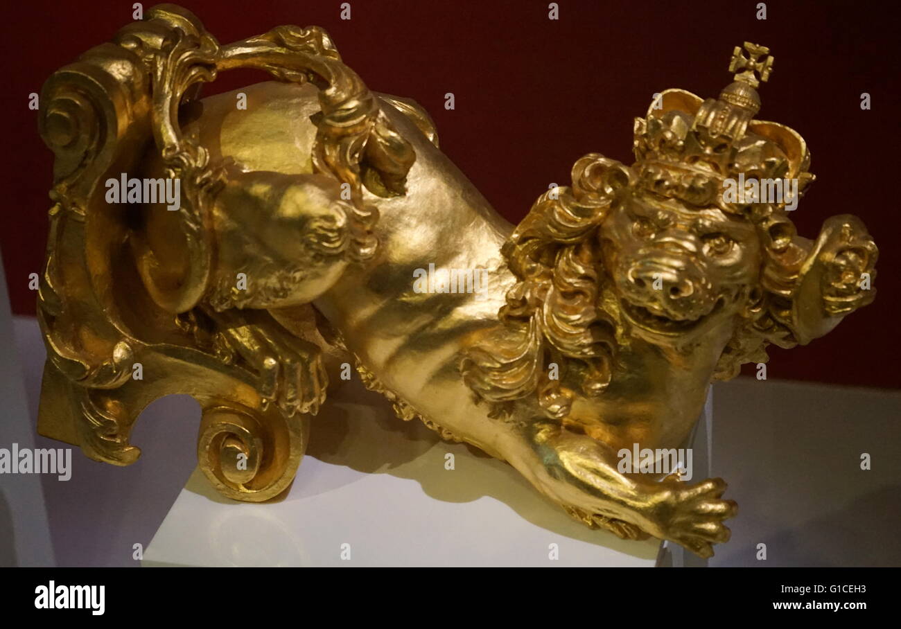 Legno intagliato e dorato di figurine di lion recanti il Royal bracci. Datata del XIX secolo Foto Stock