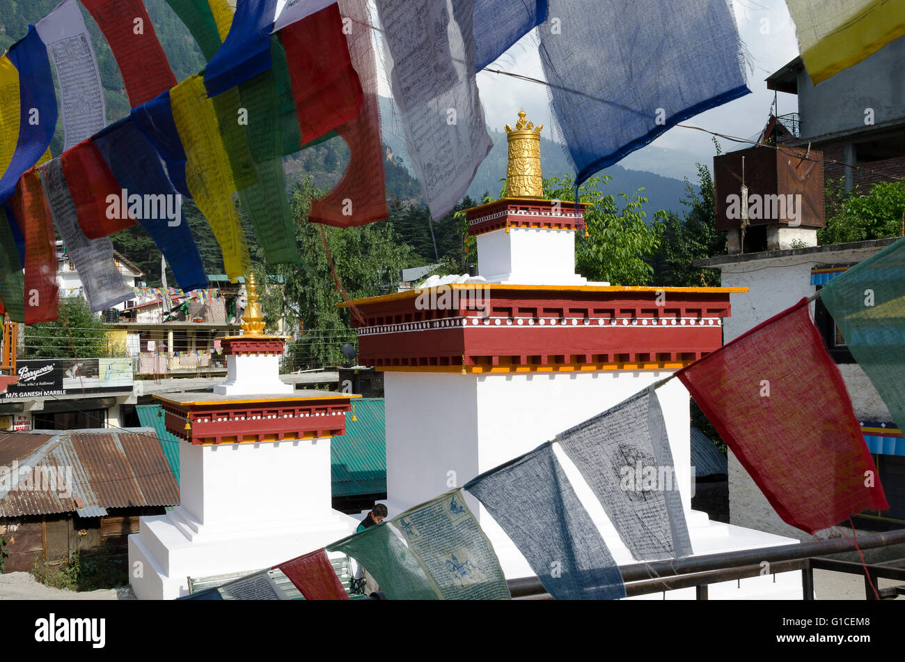 Bandiere di preghiera al di fuori del monastero Buddista, Manali, Himachal Pradesh, India, Foto Stock