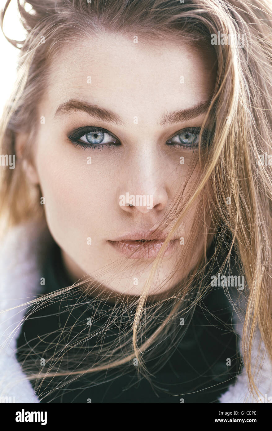 Closeup ritratto di una donna bellissima con luminosi occhi blu Foto Stock