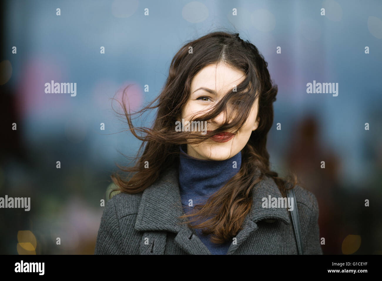 Ritratto di una donna in una giornata di vento Foto Stock