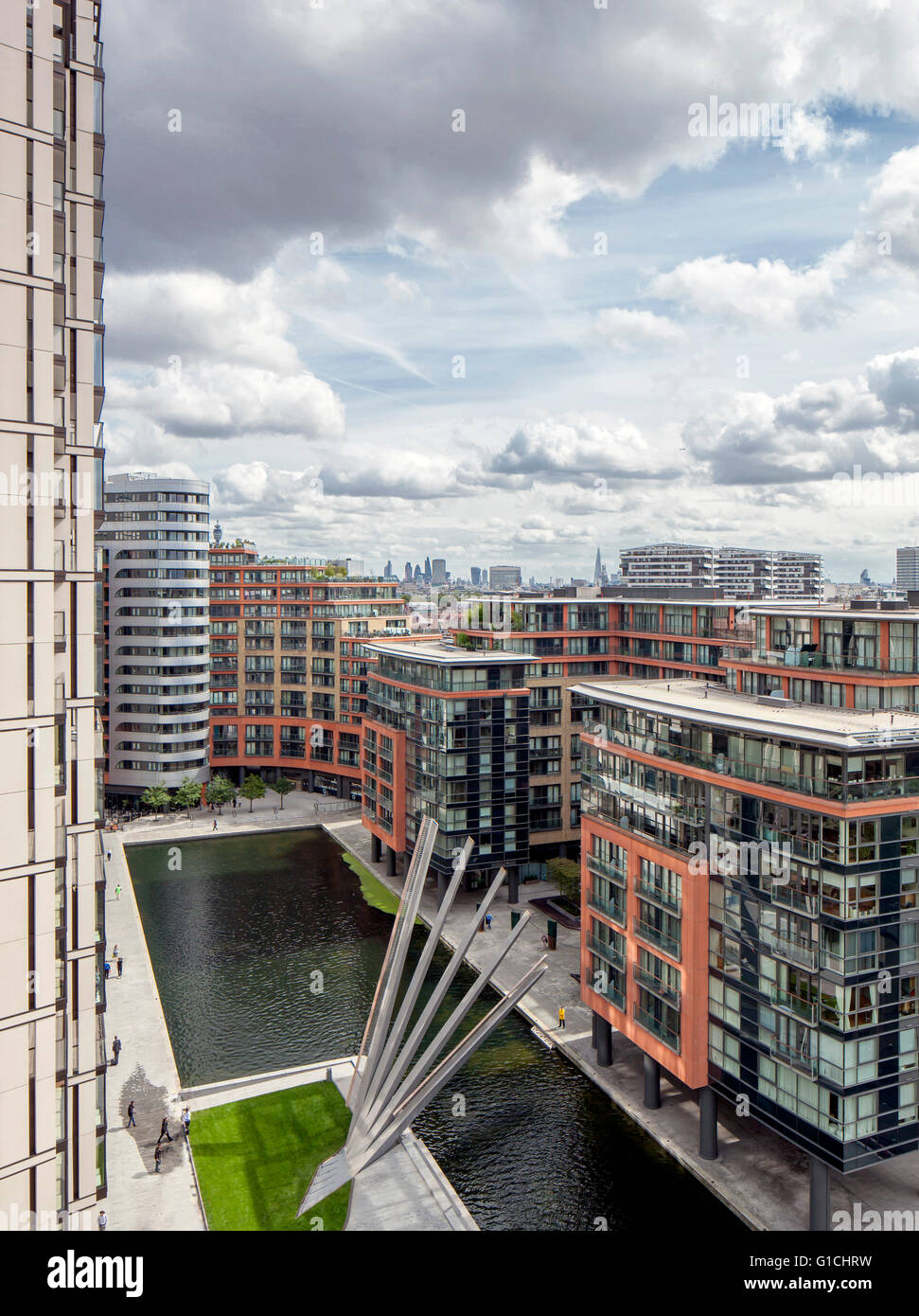 Basin visto dal di sopra con ponte in posizione sollevata. Merchant Square passerella, Londra, Regno Unito. Architetto: Knight architetti Limited, 2014. Foto Stock