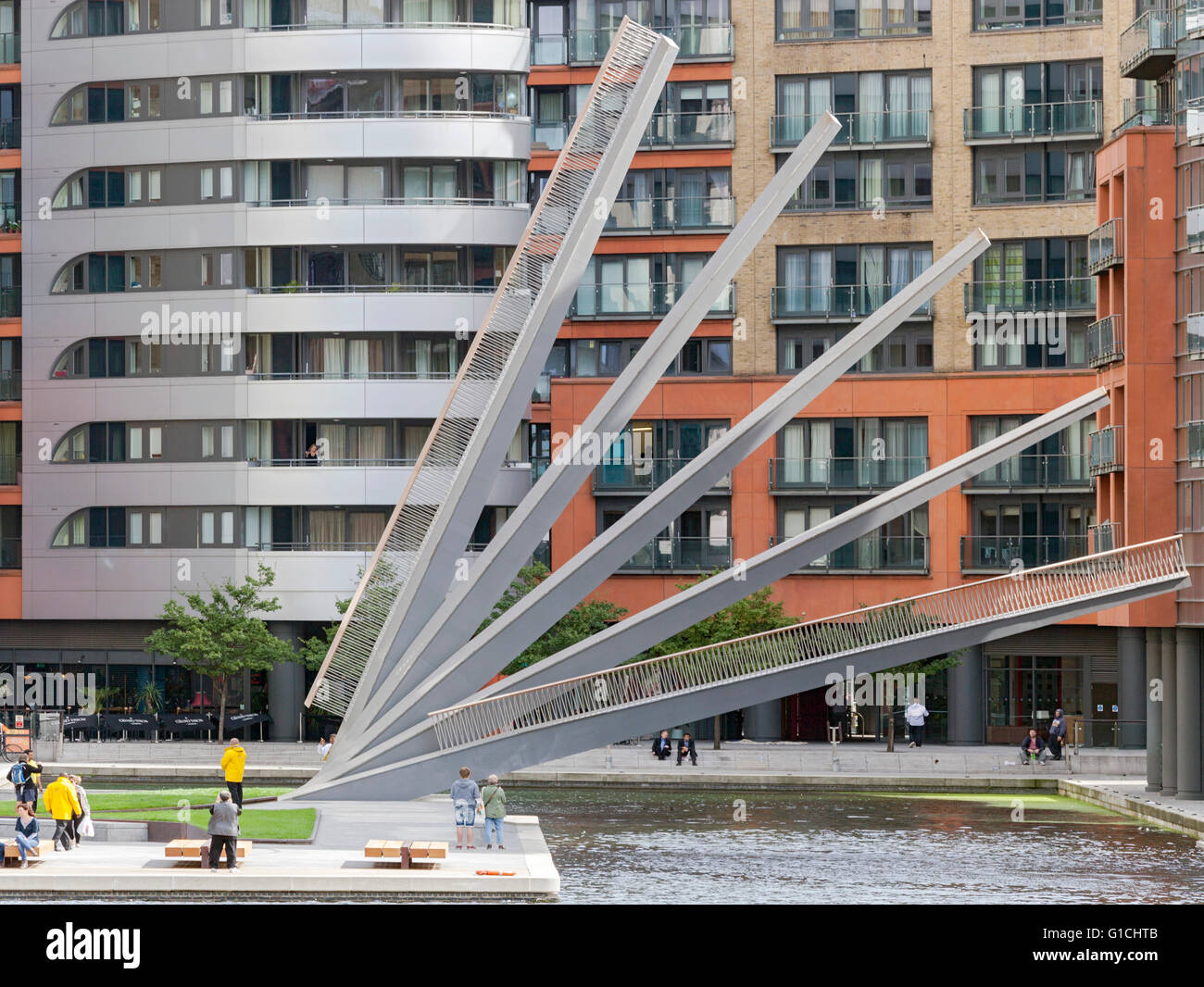 Ponte semi-sollevata con travi in acciaio in fan-come posizione. Merchant Square passerella, Londra, Regno Unito. Architetto: Knight Foto Stock