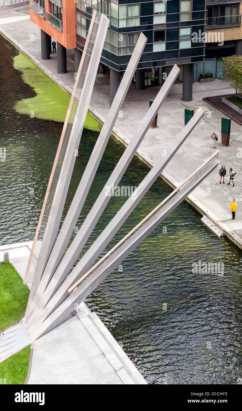 Ponte sollevato travi visto dal di sopra. Merchant Square passerella, Londra, Regno Unito. Architetto: Knight architetti Limited, 2014. Foto Stock