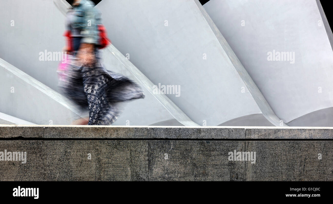 Figura in movimento e ponte di contrappesi in background. Merchant Square passerella, Londra, Regno Unito. Architetto: Knight Foto Stock