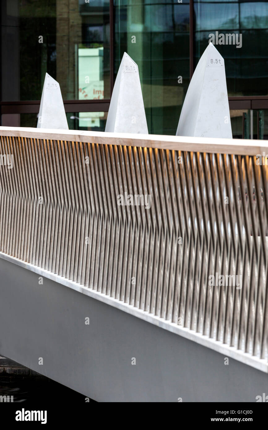 Dettaglio della balaustra in filigrana. Merchant Square passerella, Londra, Regno Unito. Architetto: Knight architetti Limited, 2014. Foto Stock