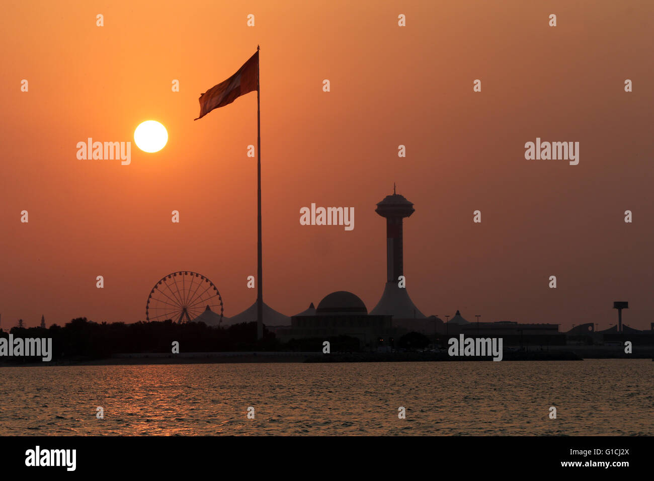 Abu Dhabi waterfront e Torre di frangiflutti al tramonto. Emirati Arabi Uniti. Foto Stock