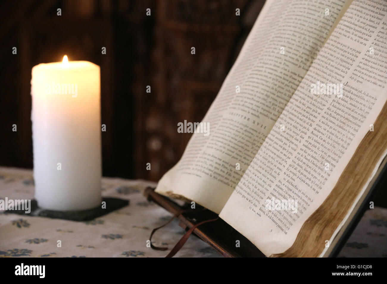Carouge tempio protestante. Vecchia bibbia e chiesa candela. Ginevra. La Svizzera. Foto Stock