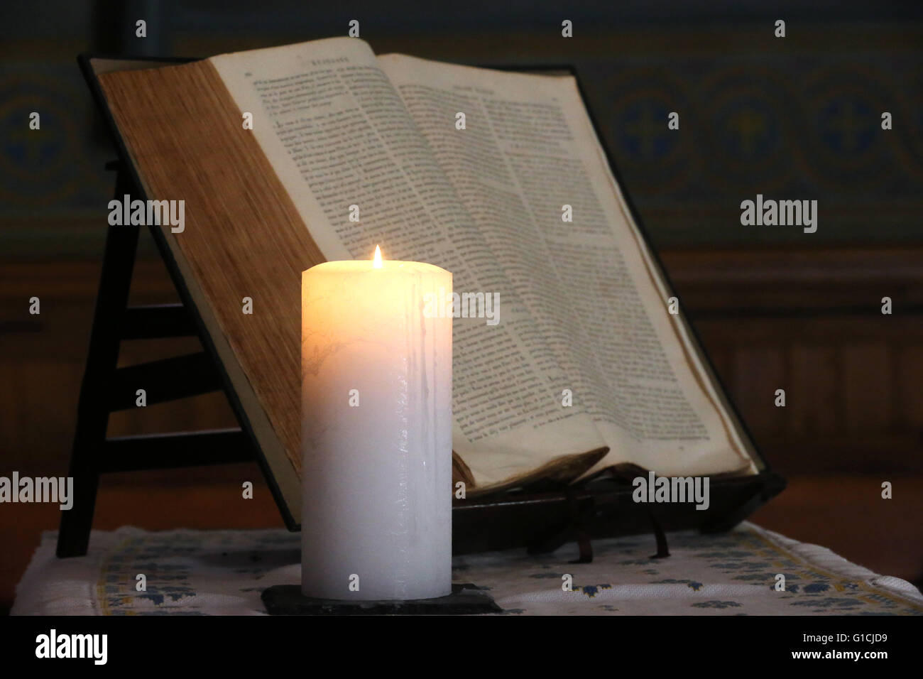 Carouge tempio protestante. Vecchia bibbia e chiesa candela. Ginevra. La Svizzera. Foto Stock