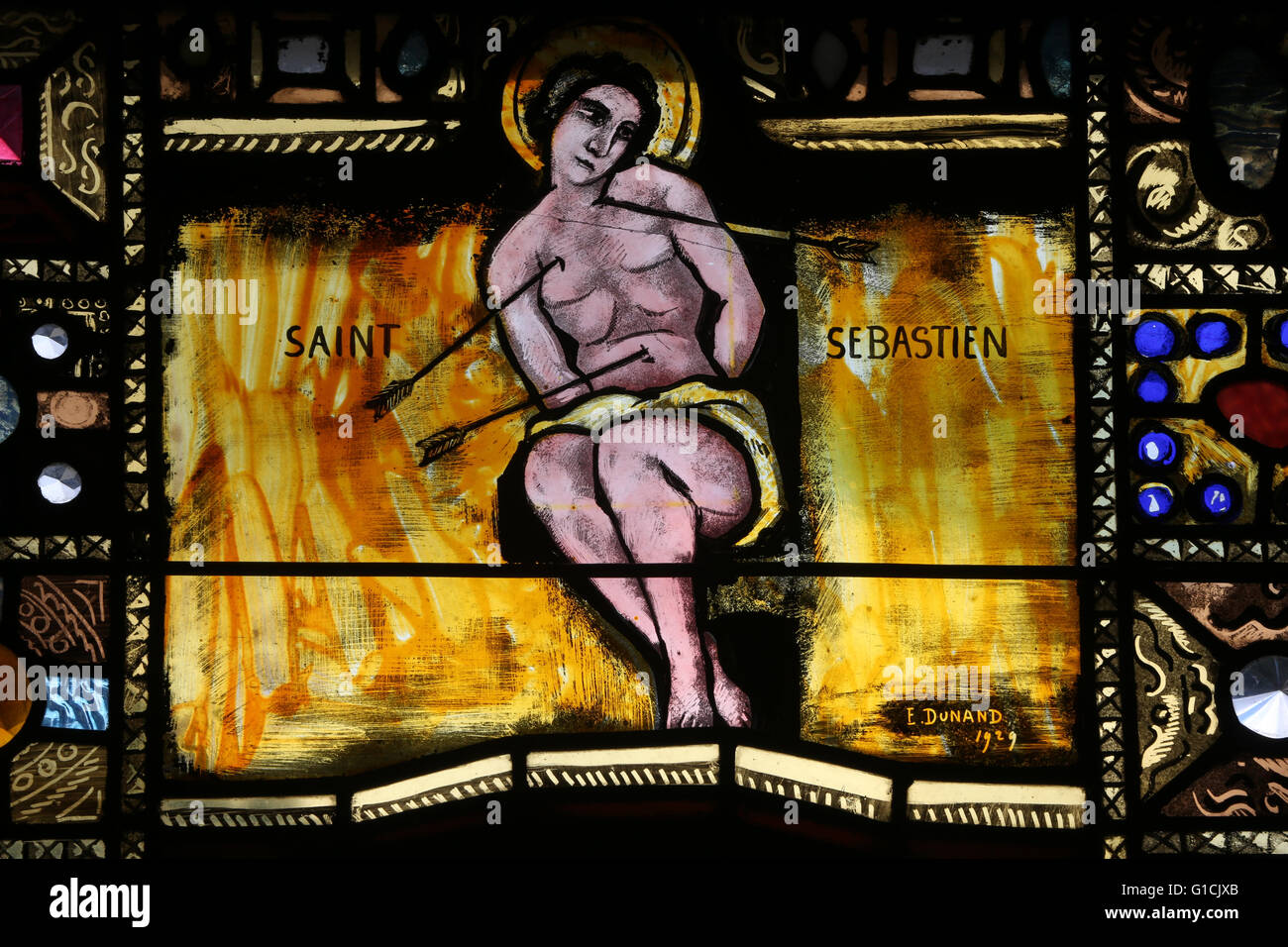 Chiesa cattolica di Finhaut nel cantone del Vallese. Finestra di vetro colorato da Eugenio Dunant. Il Martirio di San Sebastiano. La Svizzera. Foto Stock