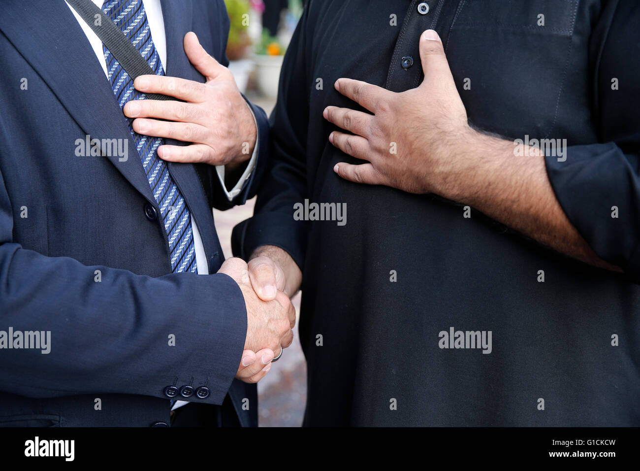 I messaggi di saluto dopo la preghiera di Eid in una moschea Ahmadiyya. Saint-Prix. La Francia. Foto Stock