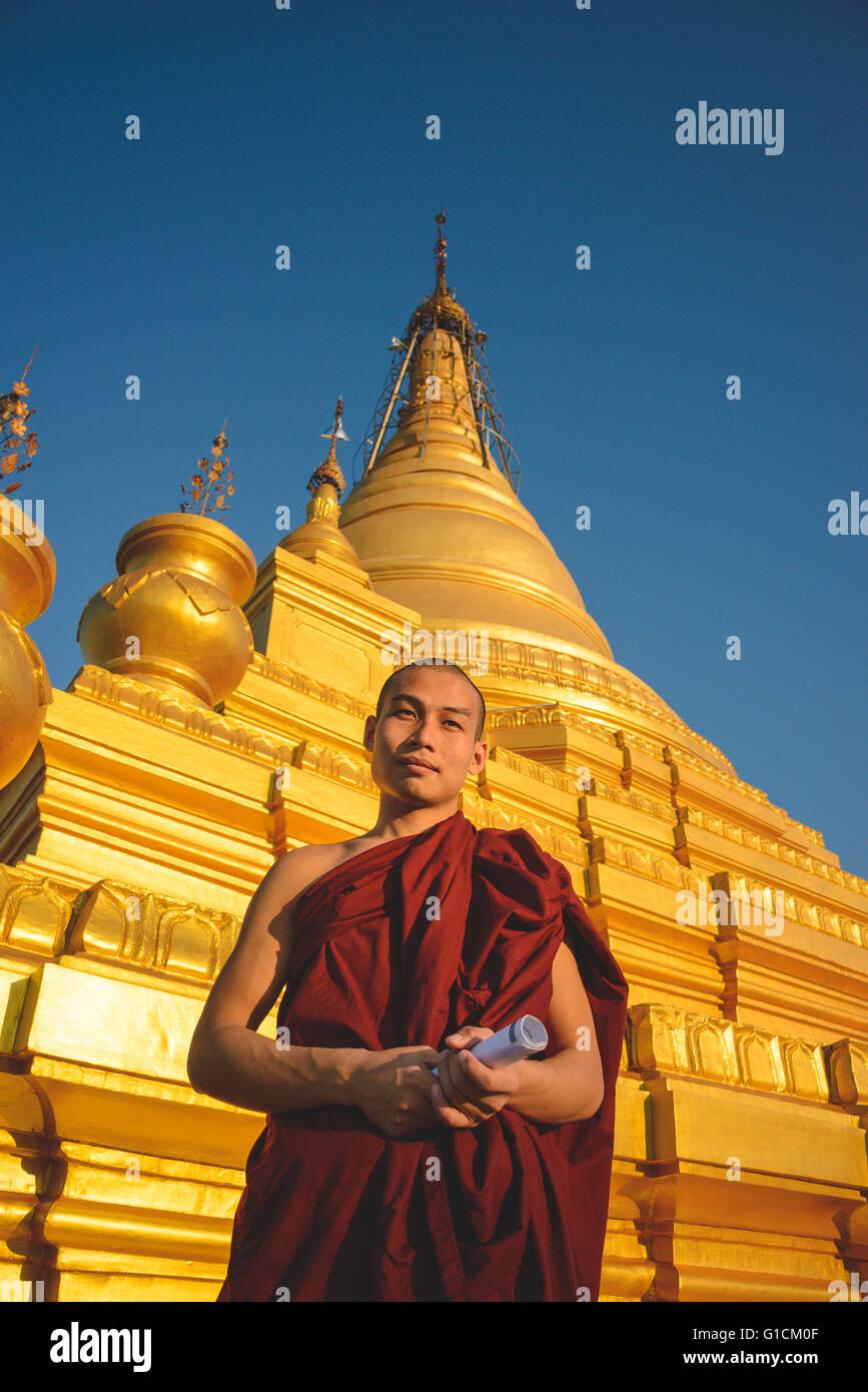 Uno dei monaci che frequentano le preghiere del pomeriggio presso la Pagoda Kuthodaw in Mandalay Foto Stock