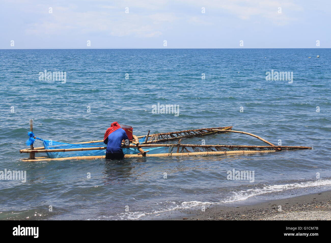 Rfi tradizionale per la raccolta (milkfish Chanos chanos) acquicoltura nelle Filippine Foto Stock