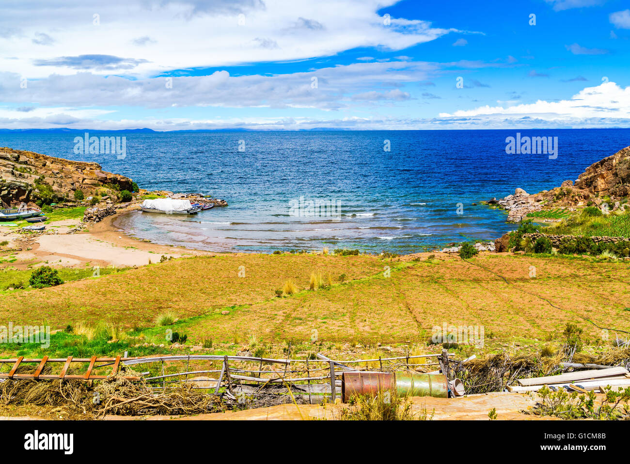 Vista del lago Titicaca, è il più grande lago di altitudine in tutto il mondo questa foto è stata scattata nel lato Peruviano Foto Stock