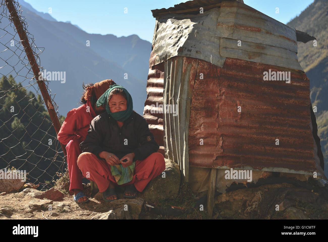 Giovani sherpa da Namche Bazaar; uno dei principali villaggi sulla strada per il Monte Everest Foto Stock
