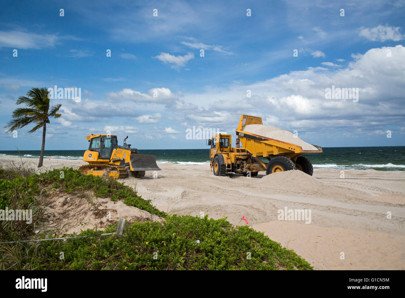 Fort Lauderdale, Florida - si aggiunge la sabbia all'Oceano Atlantico seashore come parte di una spiaggia progetto di restauro. Foto Stock