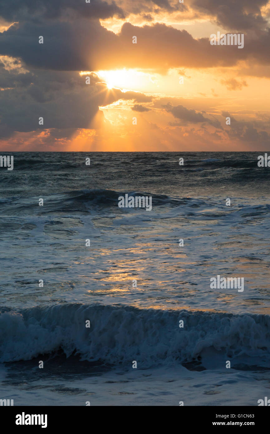 Indialantic, Florida - tramonto sull'Oceano Atlantico dalla Florida east coast. Foto Stock