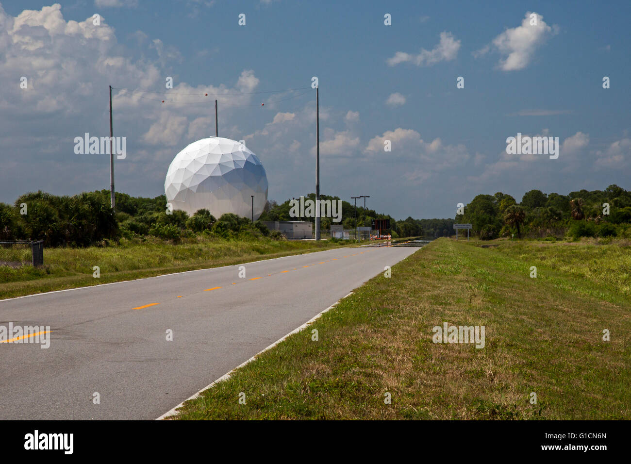 Titusville, Florida - una cupola radar in Canaveral National Seashore vicino al Kennedy Space Center. Foto Stock