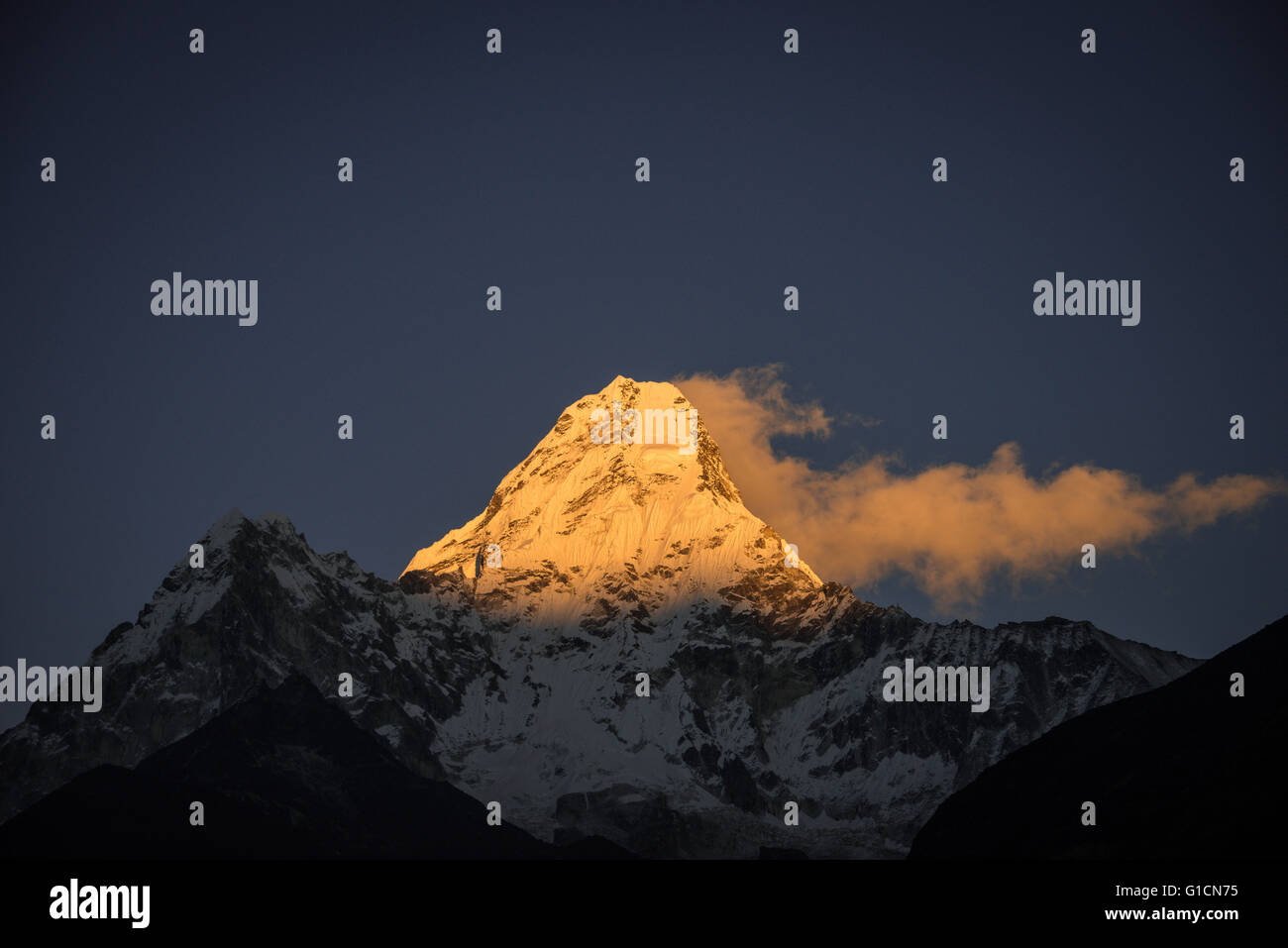 Ama Dablam montagna dall'EBC sentiero escursionistico Foto Stock