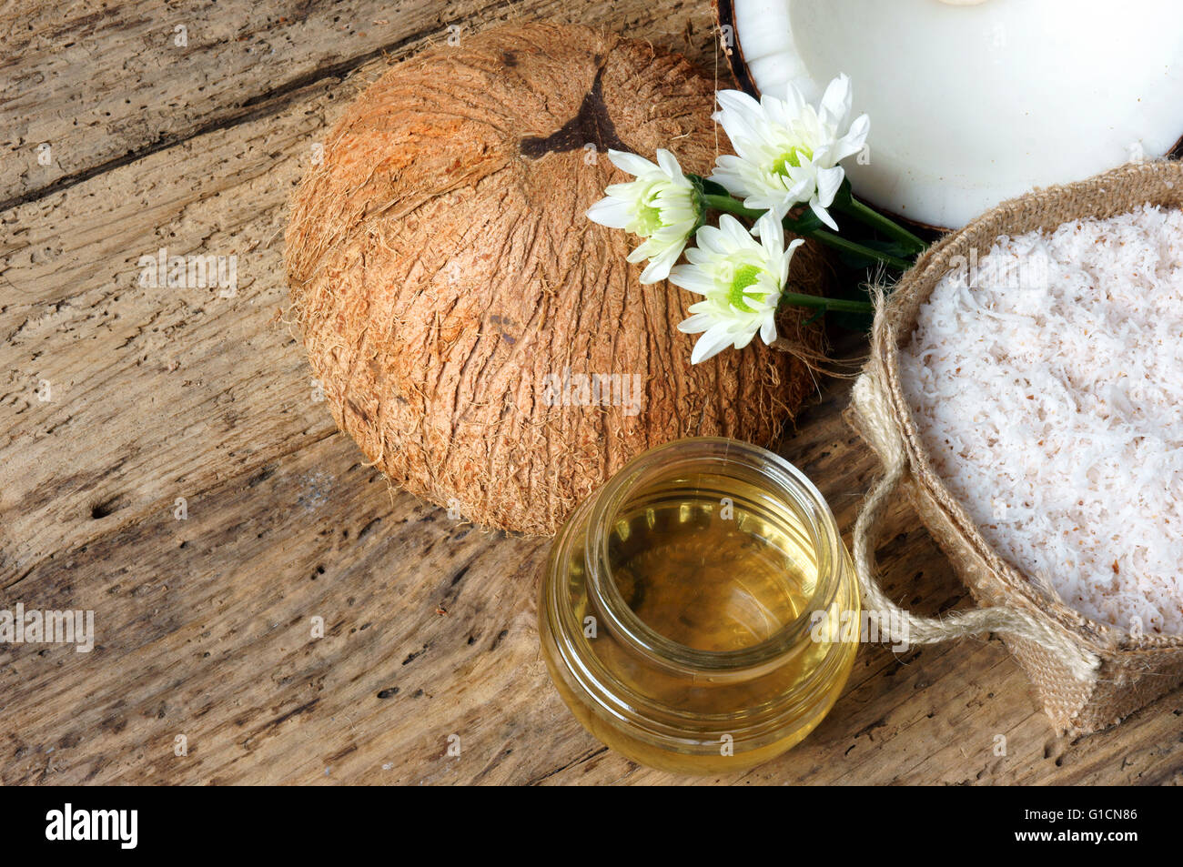 Olio di cocco, olio essenziale di natura, una cura della pelle che di sicuro, ricca vintamin, utilizzare in massaggi presso il centro benessere spa, cosmetici organici su legno Foto Stock