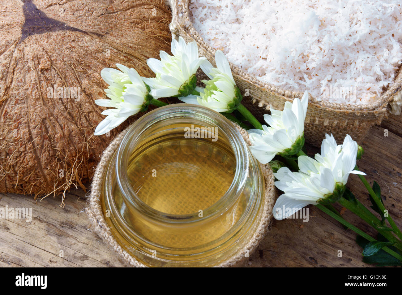 Olio di cocco, olio essenziale di natura, una cura della pelle che di sicuro, ricca vintamin, utilizzare in massaggi presso il centro benessere spa, cosmetici organici su legno Foto Stock