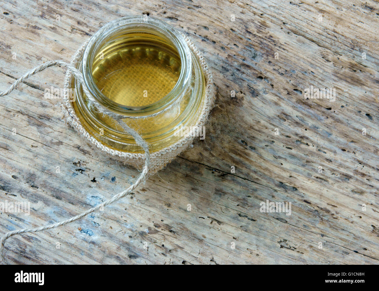 Olio di cocco, olio essenziale di natura, una cura della pelle che di sicuro, ricca vintamin, utilizzare in massaggi presso il centro benessere spa, cosmetici organici su legno Foto Stock