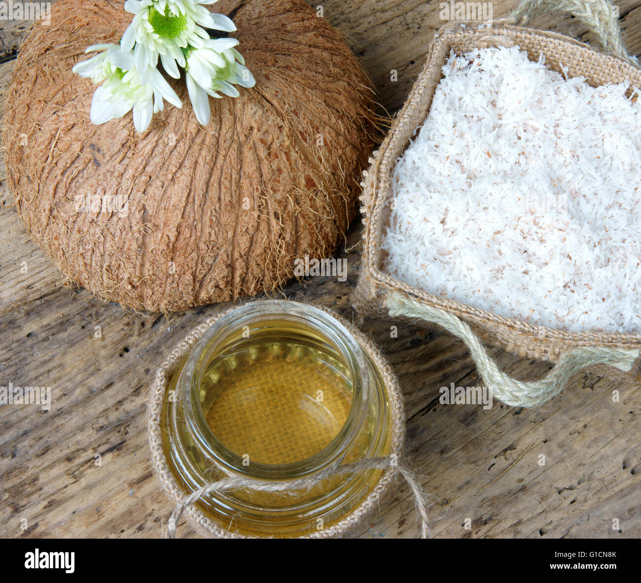 Olio di cocco, olio essenziale di natura, una cura della pelle che di sicuro, ricca vintamin, utilizzare in massaggi presso il centro benessere spa, cosmetici organici su legno Foto Stock