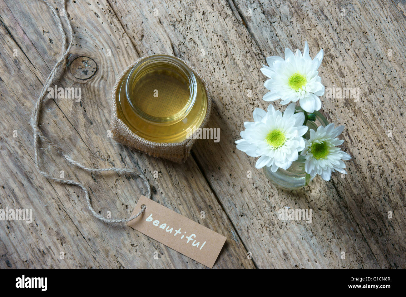 Olio di cocco, olio essenziale di natura, una cura della pelle che di sicuro, ricca vintamin, utilizzare in massaggi presso il centro benessere spa, cosmetici organici su legno Foto Stock