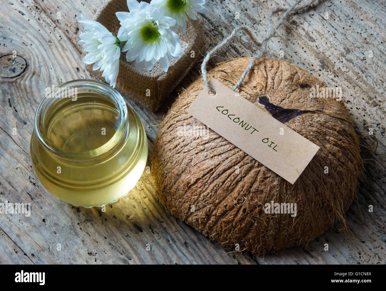 Olio di cocco, olio essenziale di natura, una cura della pelle che di sicuro, ricca vintamin, utilizzare in massaggi presso il centro benessere spa, cosmetici organici su legno Foto Stock