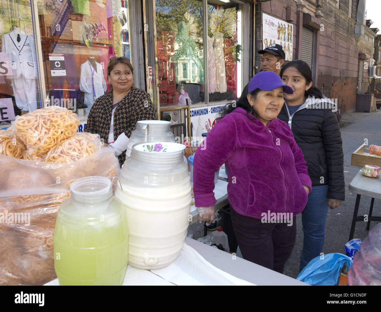 Le donne a vendere churros, la limonata e latte di cocco in gran parte ispanico quartiere di Sunset Park a Brooklyn, NY, 8 maggio 2016. Foto Stock