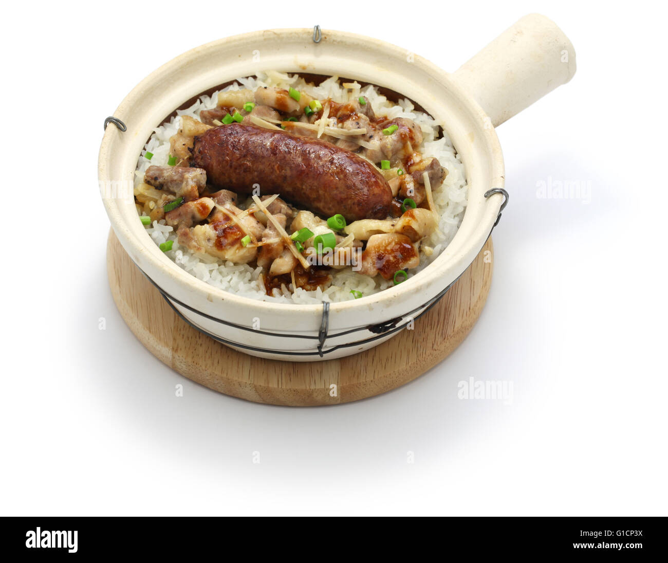 Di salsiccia cinese e di pollo con riso in pentola di creta, cibo cantonese Foto Stock