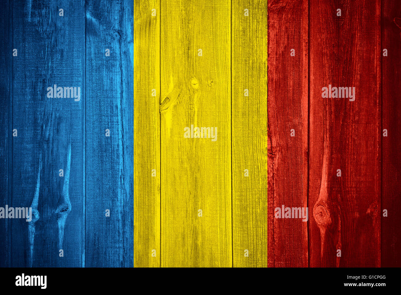 Bandiera della Romania o rumeno banner su sfondo di legno Foto Stock