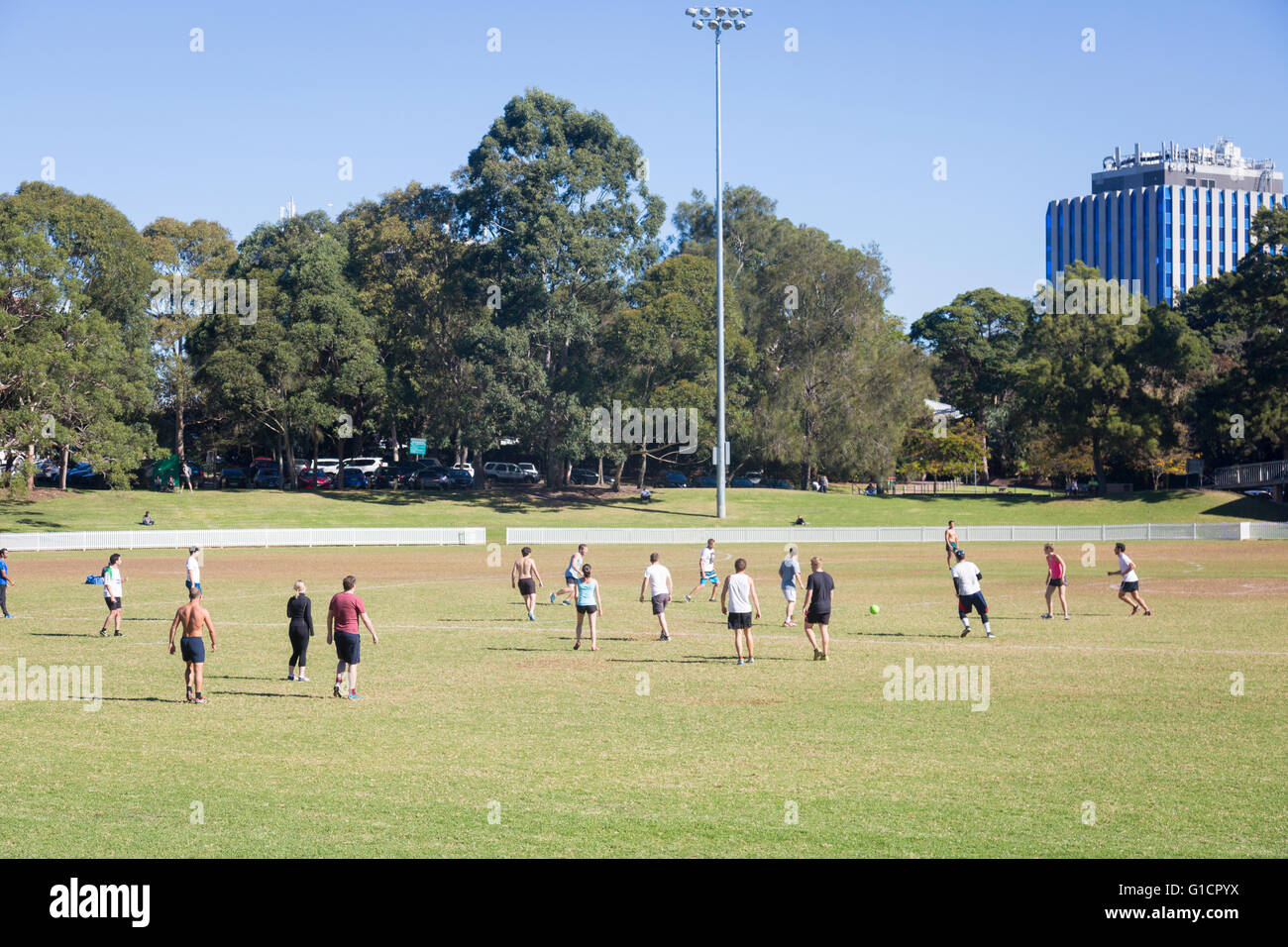 Sydney sport ovale in St leonards con un gruppo di uomini e donne che giocano a calcio calcio, australia Foto Stock