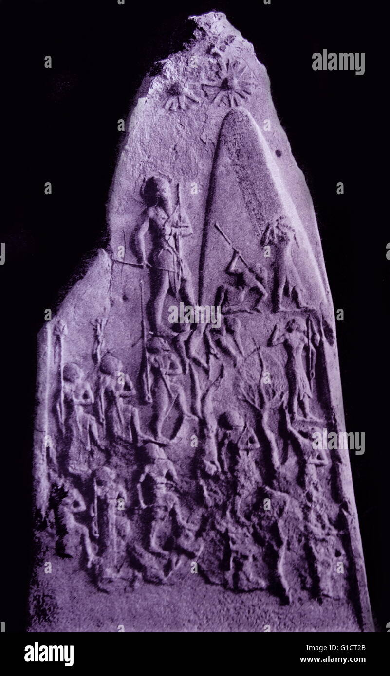 Lapide raffigurante il trionfo del re Naram-Sin di Akkad, primo re mesopotamici noto per aver rivendicato la divinità per se stesso Foto Stock