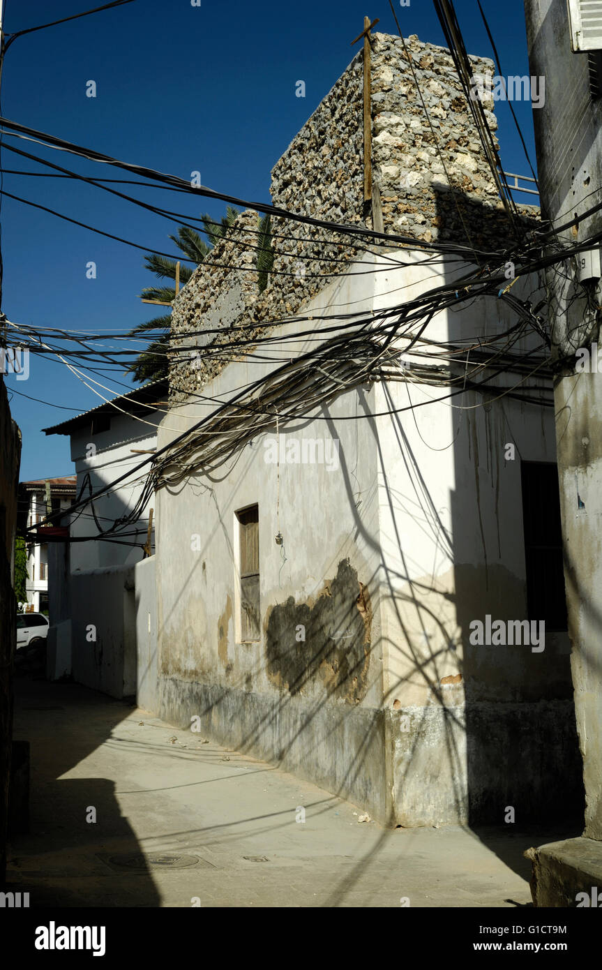 Infilate i fili tra edifici, Stone Town Zanzibar Foto Stock