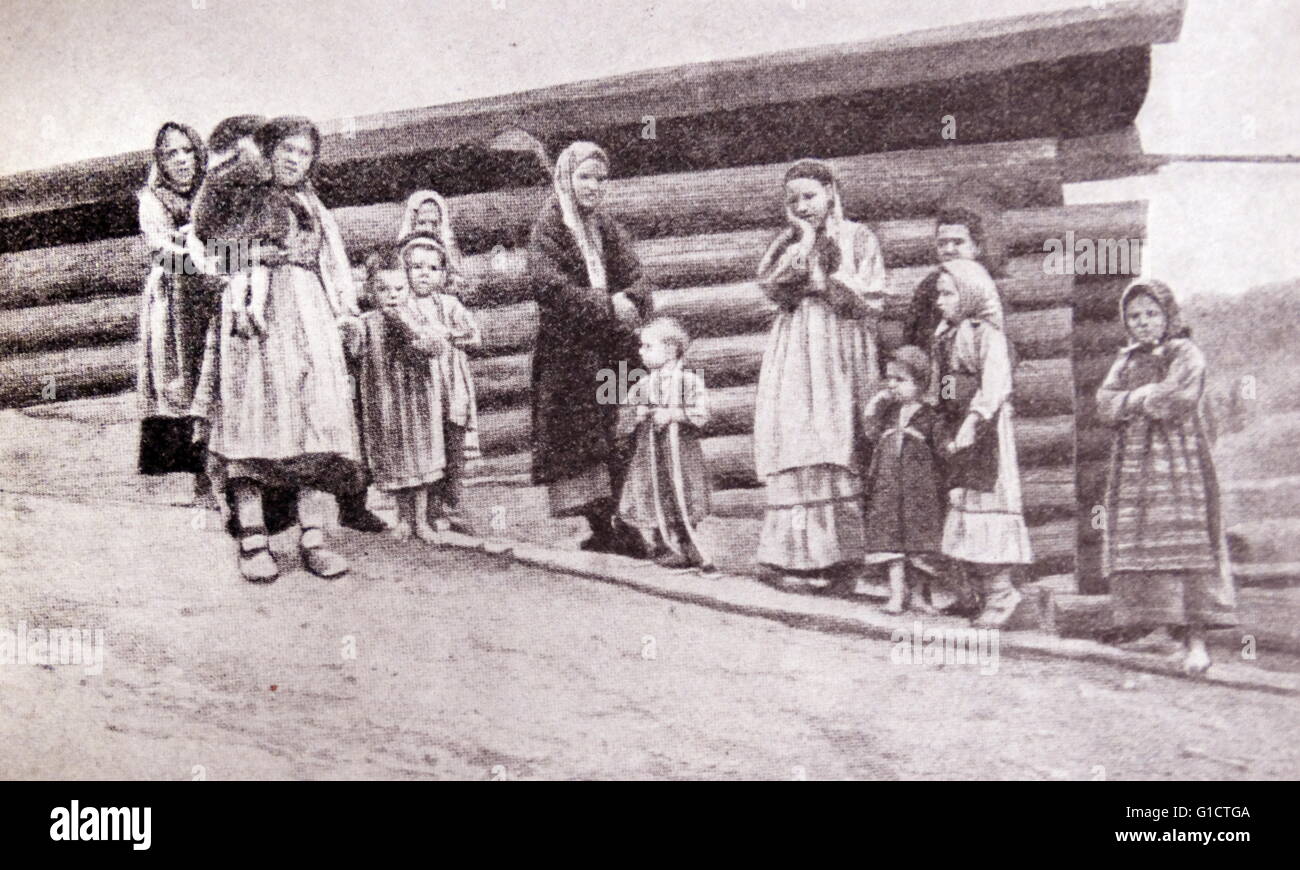 Contadina russa di donne e bambini; Siberia 1910 Foto Stock