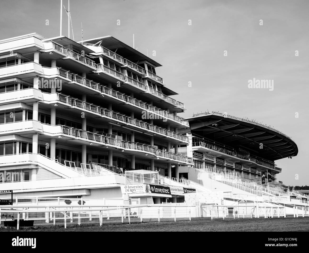 Epsom Race Course Surrey in Inghilterra Casa Tribuna della famosa in tutto il mondo piatto classico cavallo di razza il Derby eseguito nel mese di giugno di ogni anno Foto Stock