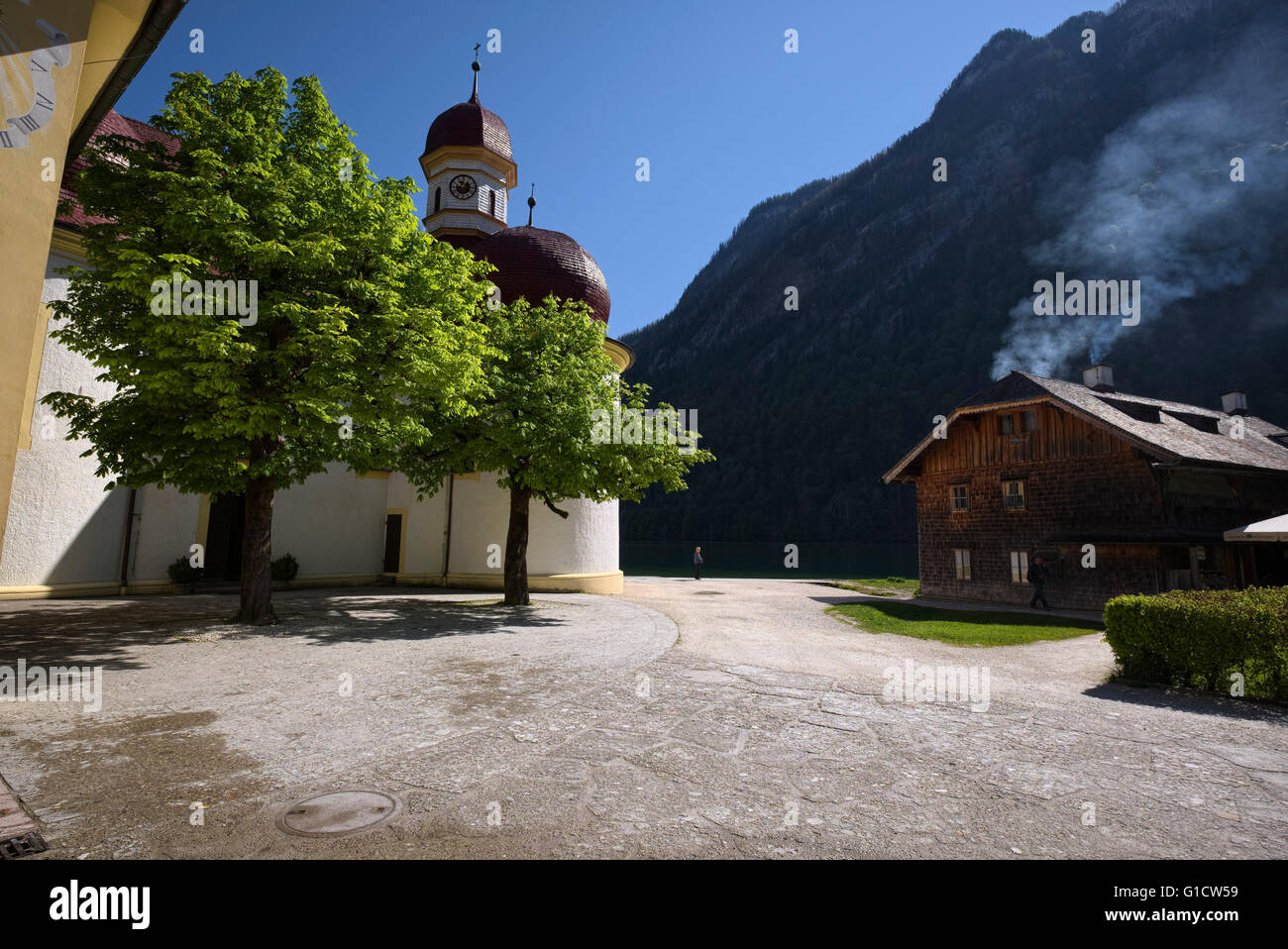 Chiesa e pesce casa fumare in St. Bartholomä presso il lago di Königssee Berchtesgaden, Baviera, Germania Foto Stock