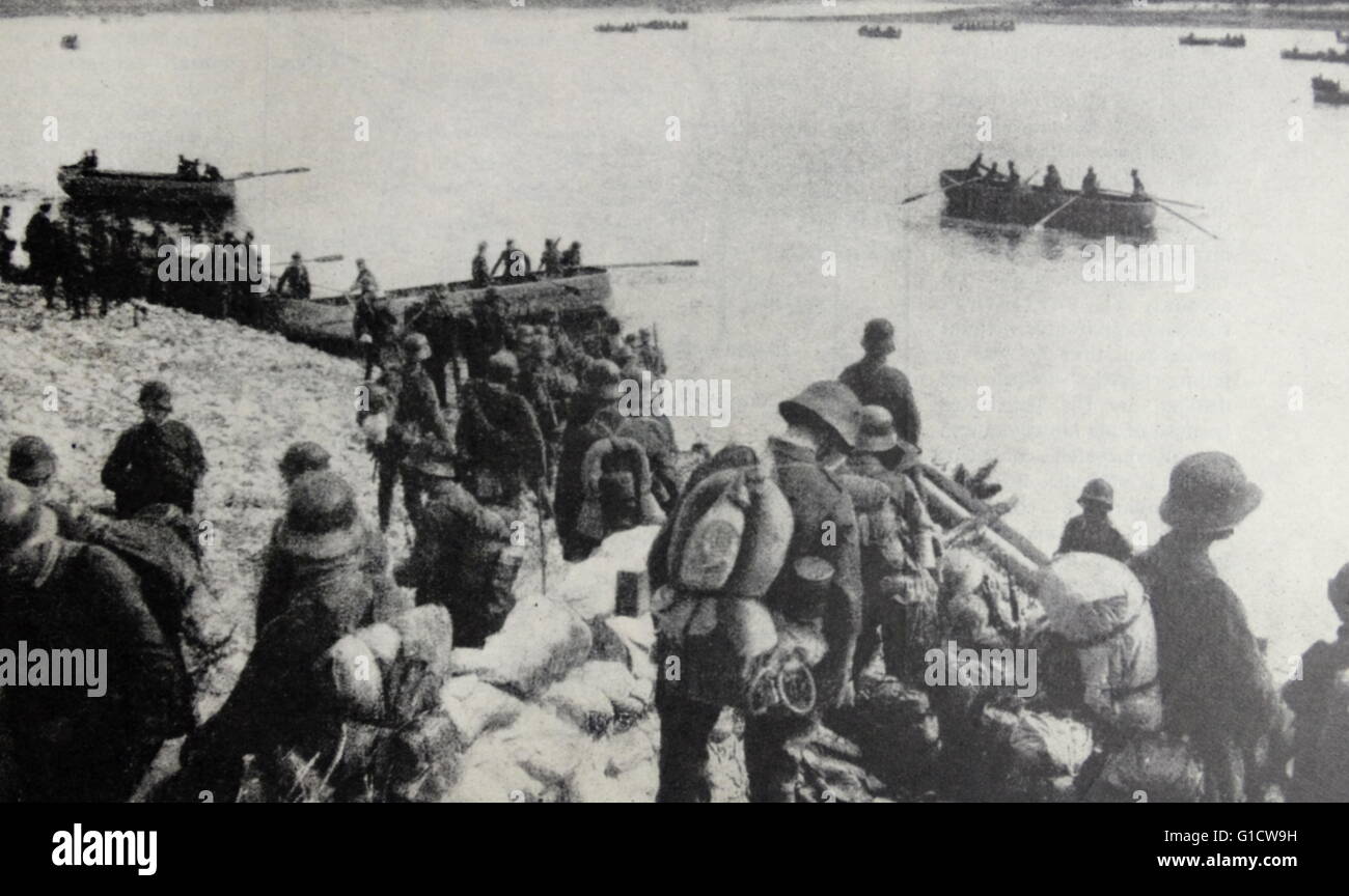 Stampa fotografica di truppe tedesche attraversando la Dvina. Datata 1917 Foto Stock