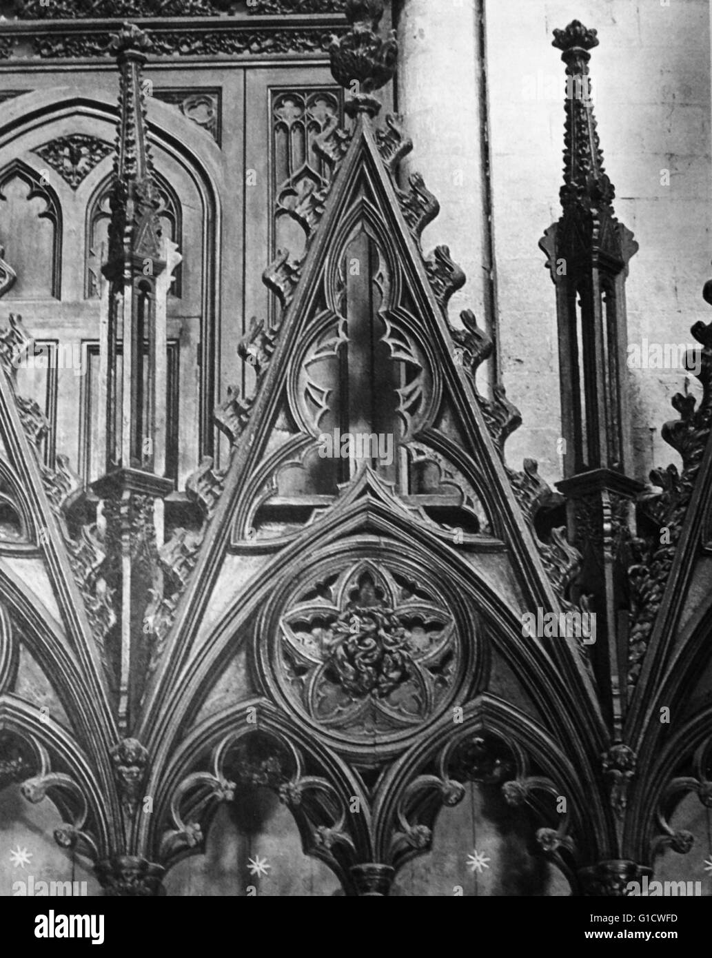 Stampa fotografica che mostra il dettaglio di una delle tettoie in gli stalli del coro della cattedrale di Winchester, una chiesa di Inghilterra nella cattedrale di Winchester. Foto Stock