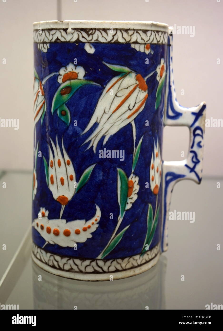 Il boccale con un dipinto di underglaze con tulipani su fondo blu da, Iznik, Turchia. Datata XVI Secolo Foto Stock