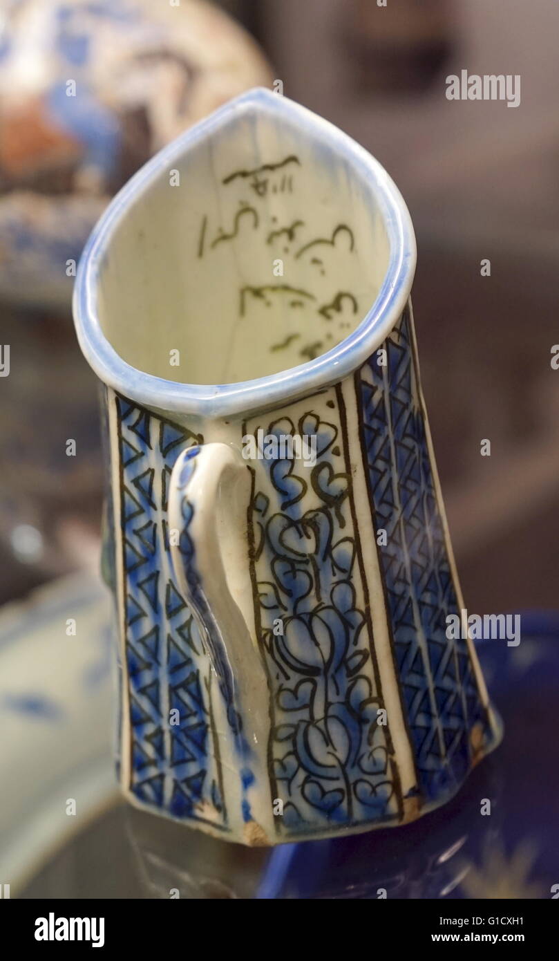 Caraffa con lati sfaccettato dall'Iran. Datato xii secolo Foto Stock
