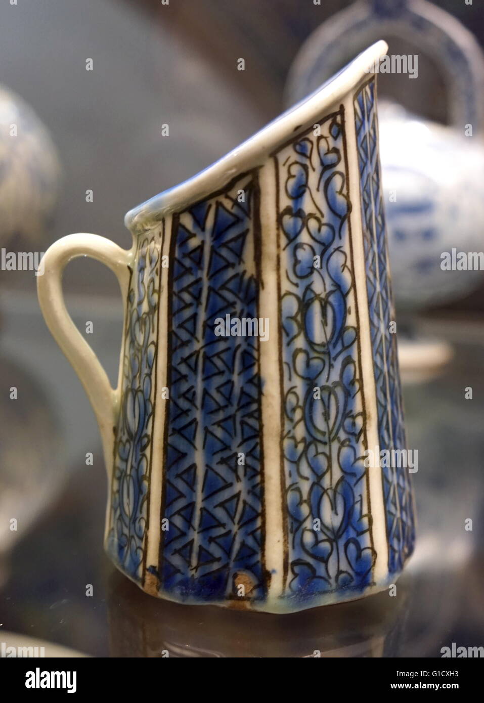 Caraffa con lati sfaccettato dall'Iran. Datato xii secolo Foto Stock